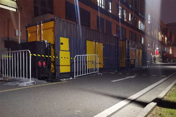 兴宁柴油发电机组的输出电压是如何调节的？